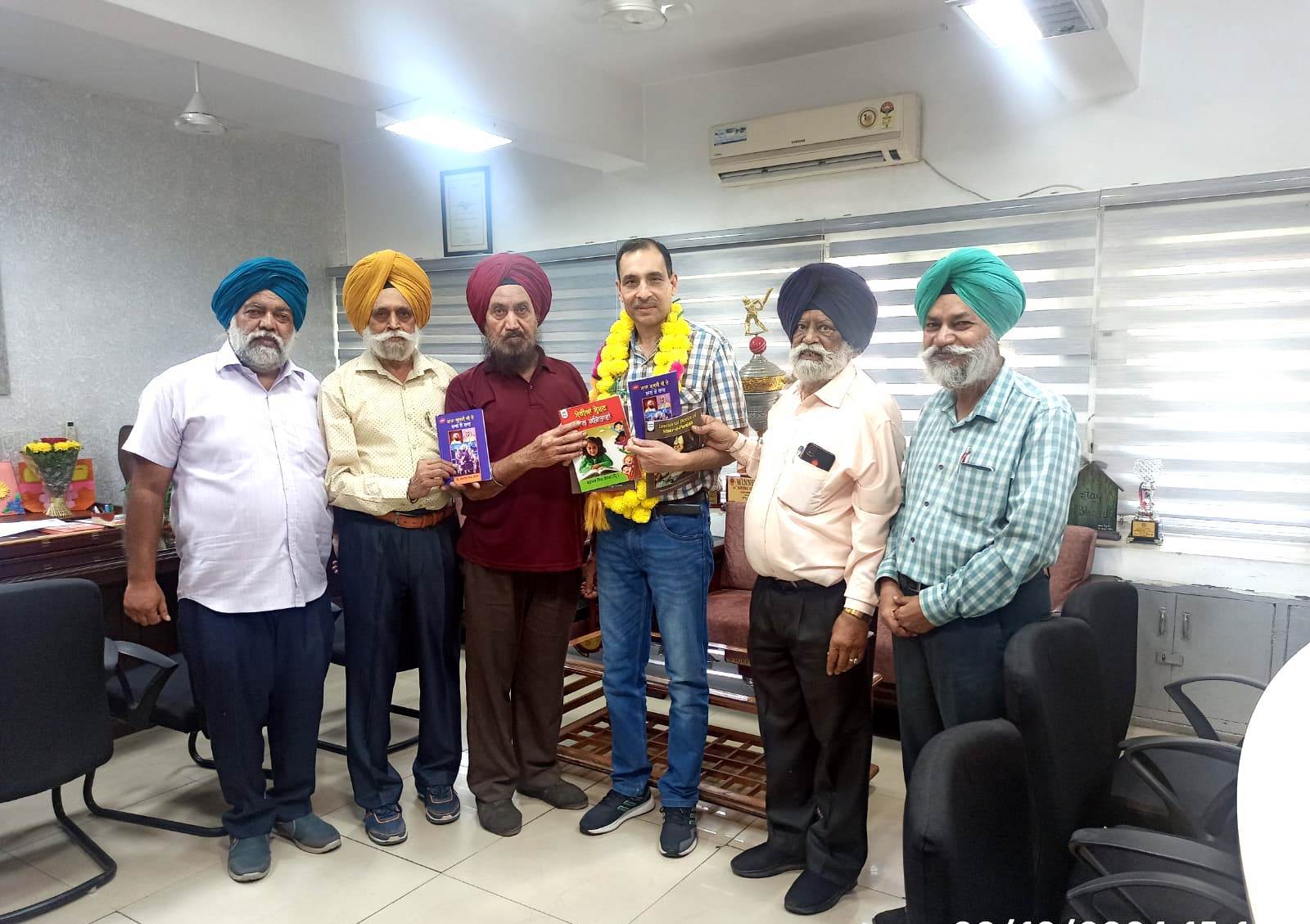 विश्व पंजाबी प्रचार सभा का एक प्रतिनिधिमंडल डीईओ यूटी चंडीगढ़ से मिला